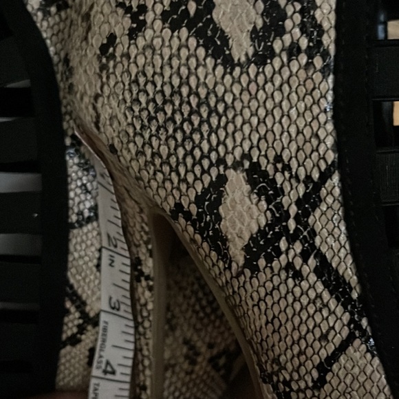 Wild Diva Faux Snakeskin Black Cream Strappy Heels Shoe Stiletto Size 8.5 - Picture 7 of 7